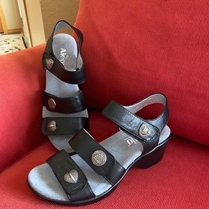 NEW Allegria black leather sandals, size 38.